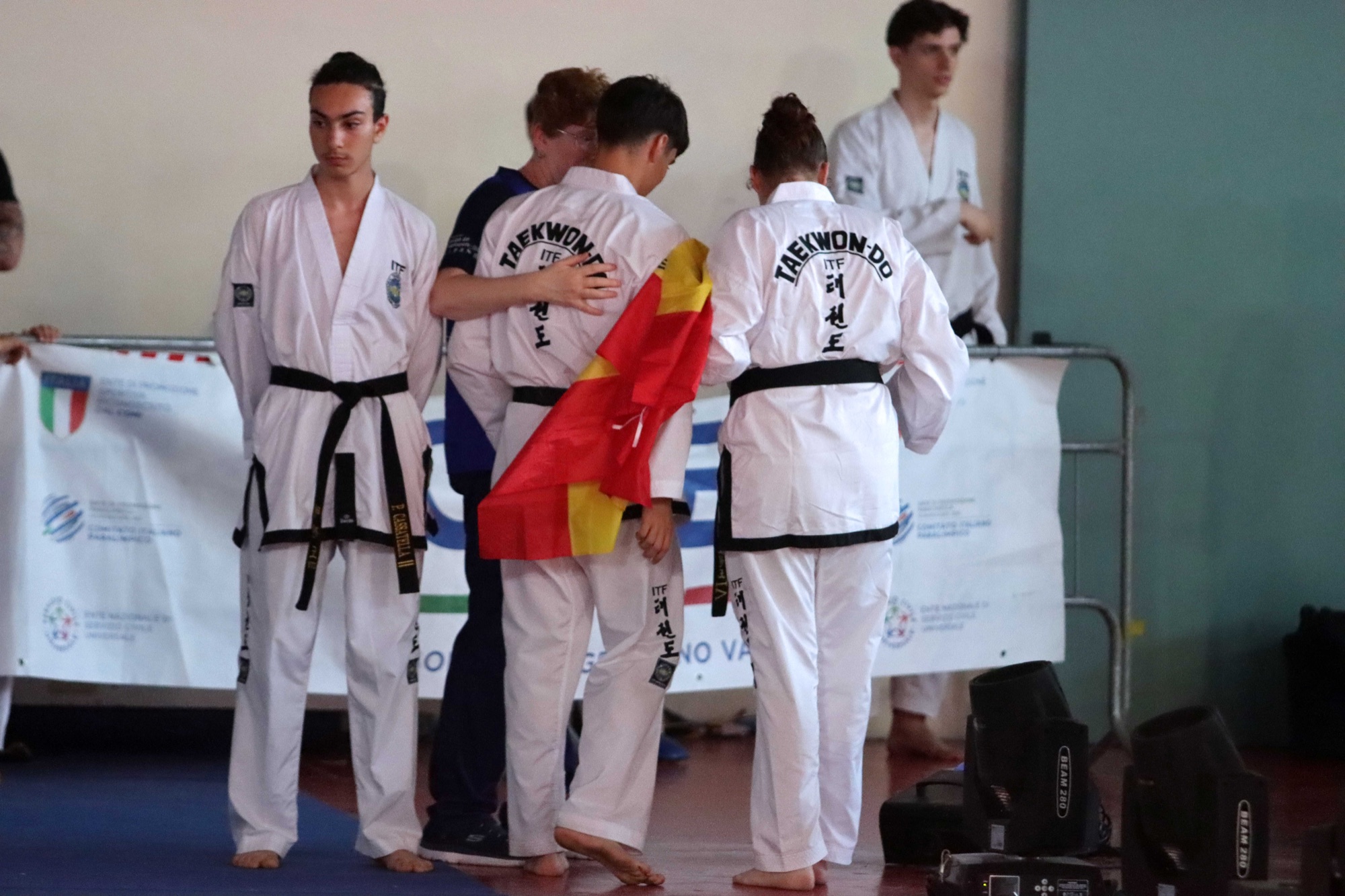Atleti di delegazioni straniere al termine di una prova del Barletta Challenge 2026