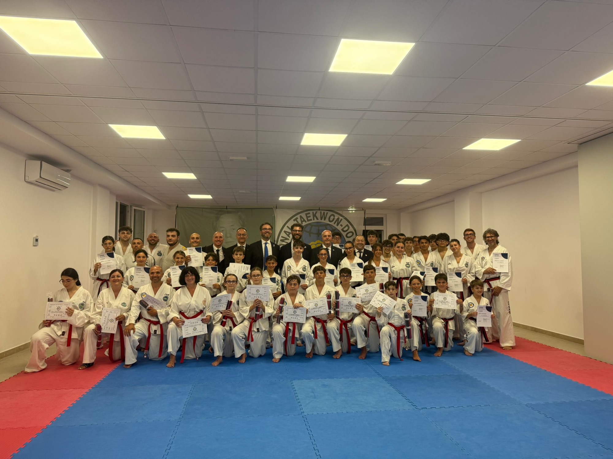 Gruppo di allievi e tecnici con attestati al termine degli esami di giugno 2026