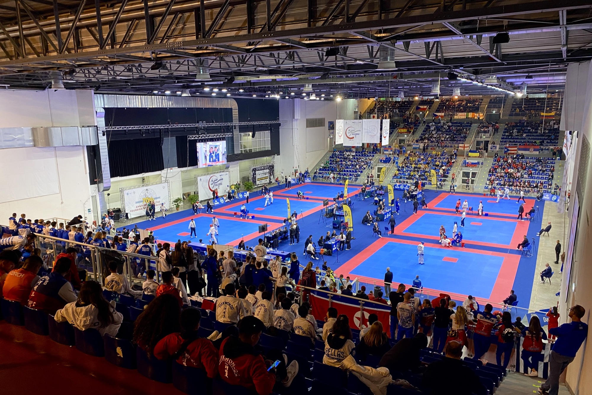 Vista panoramica dei campi di gara e delle delegazioni ai Mondiali di Taekwon-Do ITF di Jesolo 2025