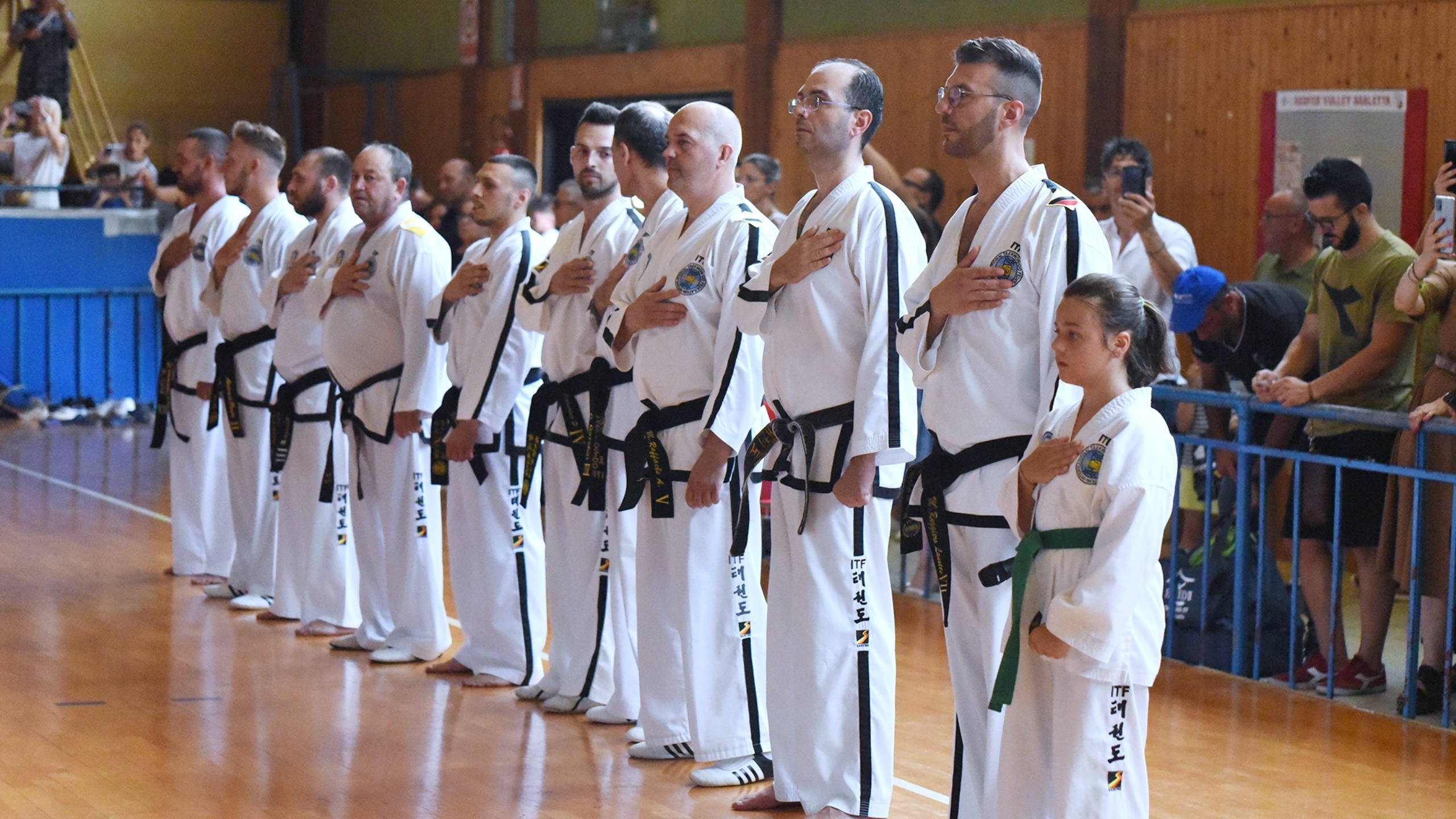 Maestri e praticanti di Taekwon-Do ITF schierati durante una cerimonia