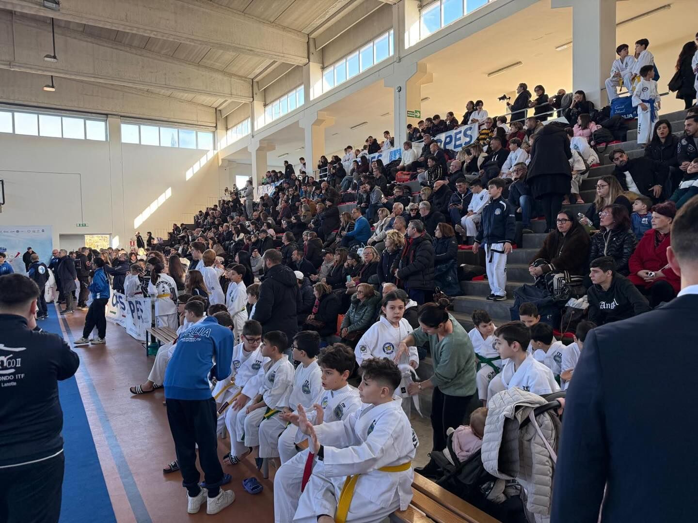 Giovani atleti e famiglie durante un evento sportivo a Barletta